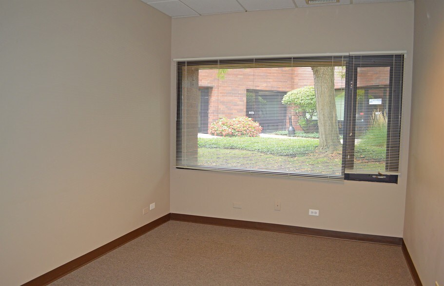More Photos Of 919 N Plum Grove Rd, Schaumburg Office For Sale