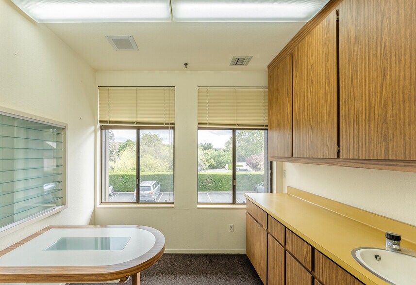 More Photos Of 26535 Carmel Rancho Blvd, Carmel Medical For Lease