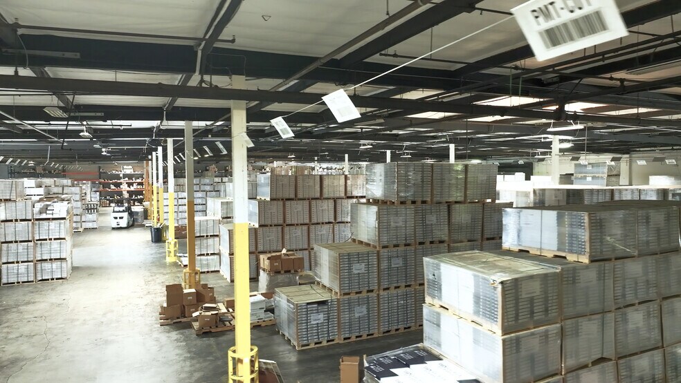 More Photos Of 7300 Somerset Blvd, Paramount Distribution For Lease
