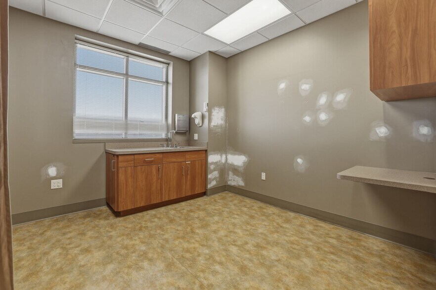 More Photos Of 14101 Fairview Dr, Burnsville Medical For Lease