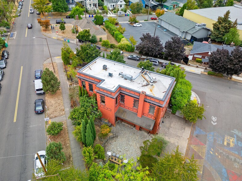 More Photos Of 711 NE Dekum St, Portland Restaurant For Sale