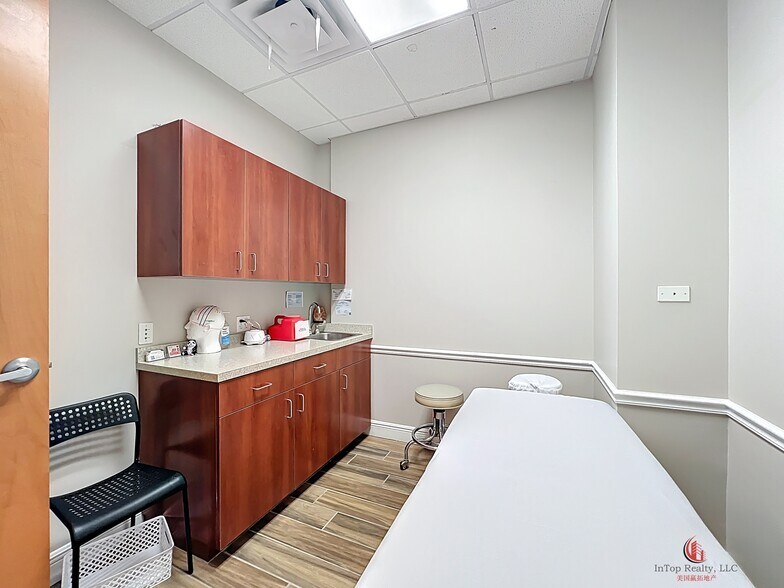 More Photos Of 1507 S Hiawassee Rd, Orlando Medical For Lease