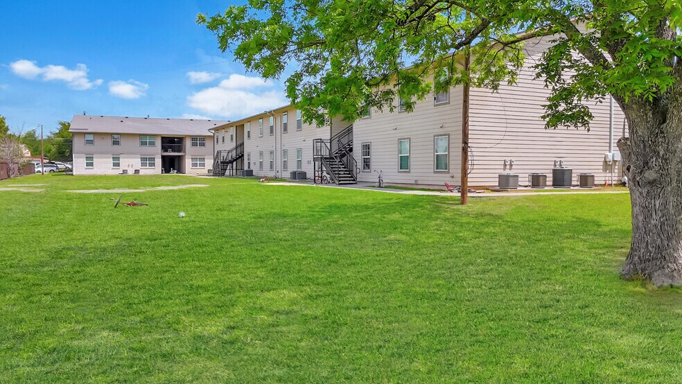 More Photos Of 1201 W 10th St, Bonham Apartments For Sale