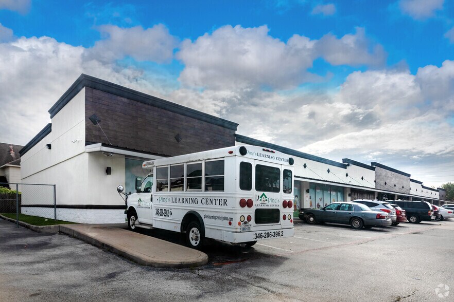 More Photos Of 11212 Perry Rd, Houston Storefront Retail Office For Lease