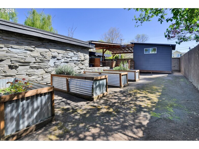 More Photos Of 1413 Charnelton St, Eugene Office For Sale