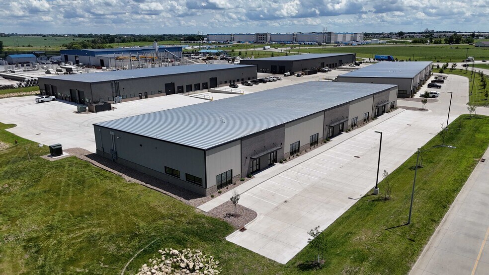 More Photos Of 2151 Shiloh Rose Pkwy SW, Bondurant Flex For Lease