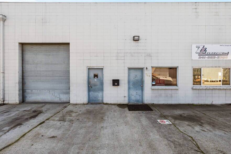 More Photos Of 744 S Grape St, Medford Industrial For Sale