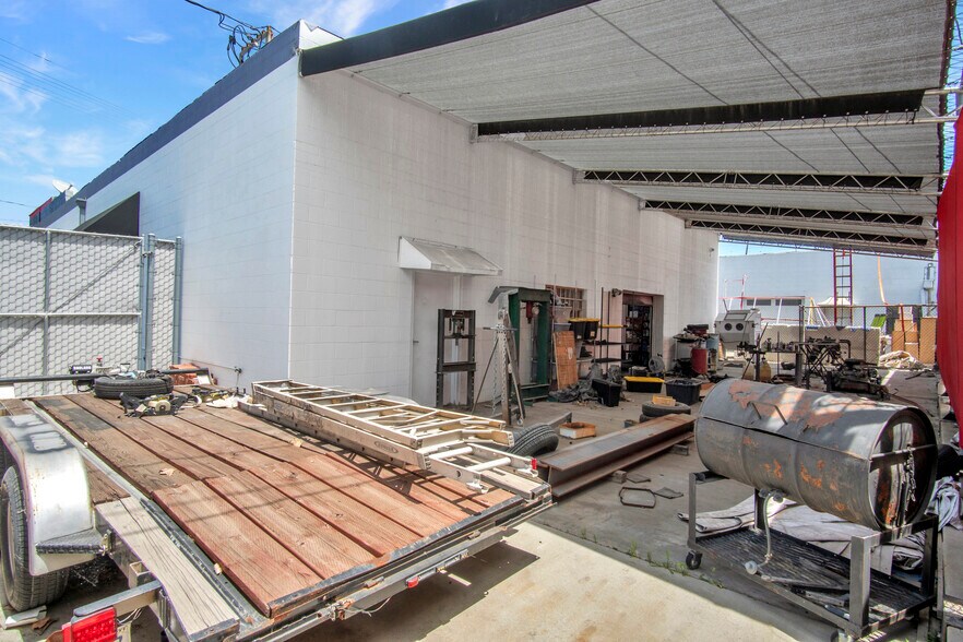 More Photos Of 18422-18428 Gault St, Reseda Warehouse For Lease