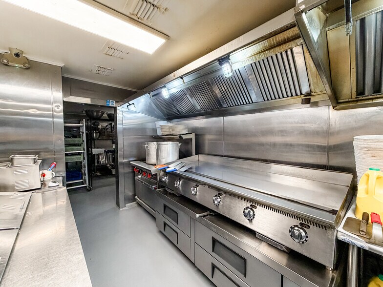 More Photos Of 170 South St, Brooklyn Restaurant For Sale