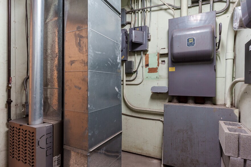 More Photos Of 3944 Auburn St, Rockford Industrial For Sale