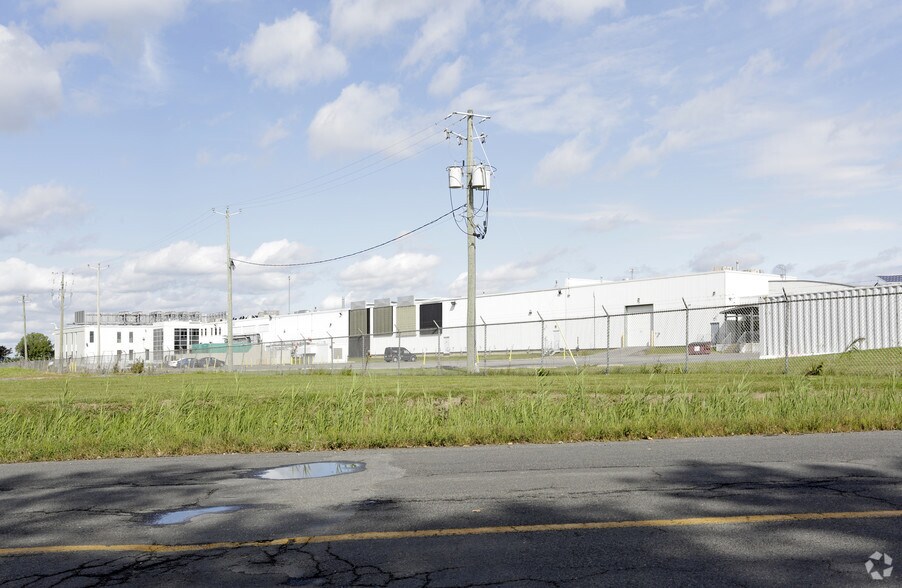 More Photos Of 1350 Rue Nobel, Boucherville Warehouse For Lease