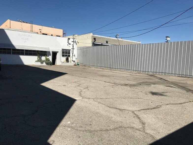 More Photos Of 235 W 24th St, Los Angeles Service For Sale