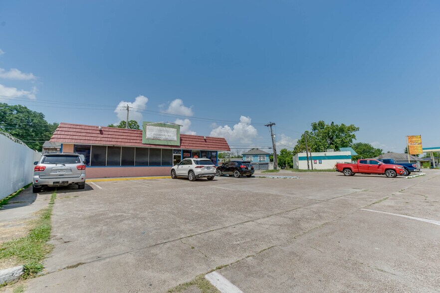 More Photos Of 2915 Market St, Baytown General Retail For Sale