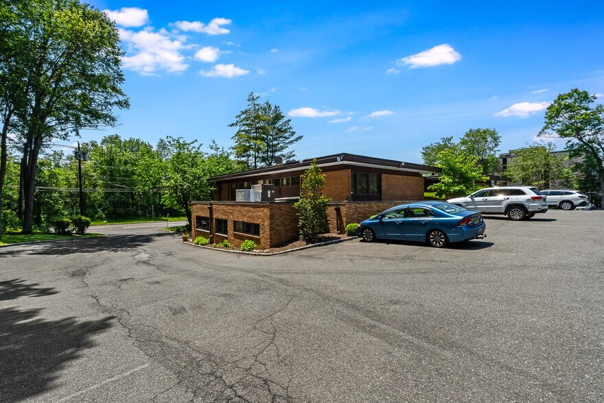 More Photos Of 8 Shunpike Rd, Madison Office For Sale