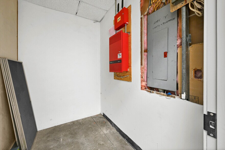More Photos Of 7 Dunham Dr, New Fairfield Light Manufacturing For Lease