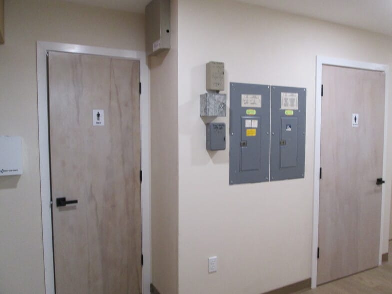 More Photos Of 100 W Burleigh Blvd, Tavares General Retail For Lease
