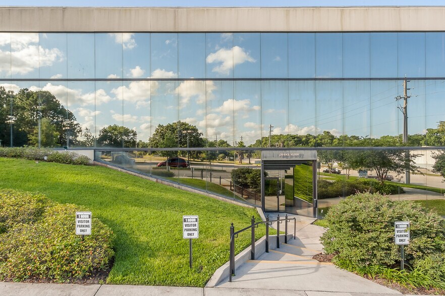 More Photos Of 9000 Regency Square Blvd, Jacksonville Office For Sale