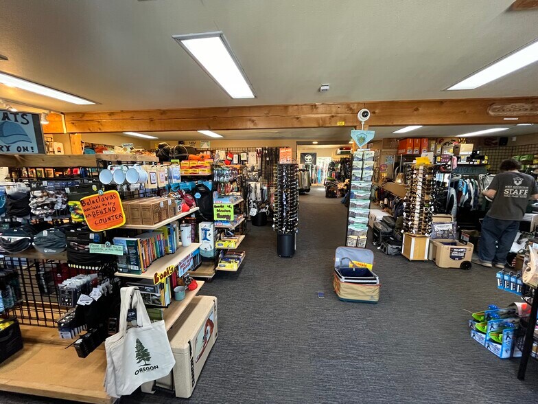 More Photos Of 38454 Pioneer Blvd, Sandy General Retail For Sale