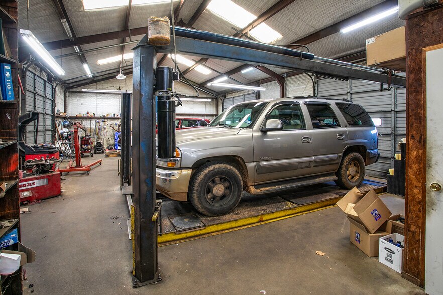 More Photos Of 1011 Redbud, Overton Warehouse For Sale