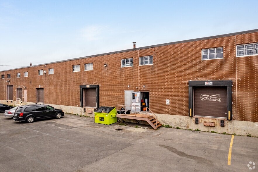 More Photos Of 78-80 Boul Brunswick, Dollard-des-Ormeaux Light Distribution For Sale