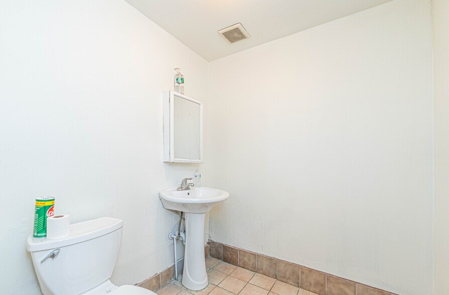 More Photos Of 934 Avila St, Los Angeles Warehouse For Sale