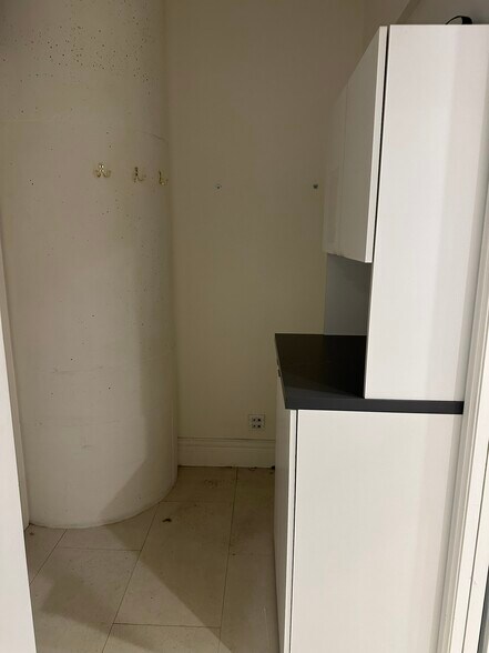 More Photos Of 906 N State St, Chicago General Retail For Lease