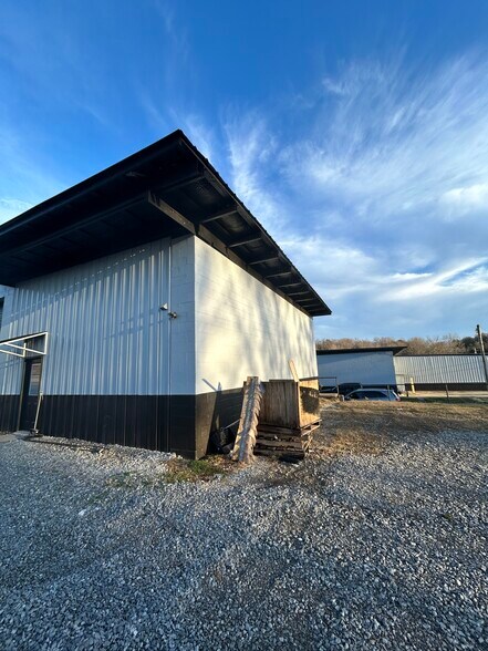 More Photos Of 4744 Singleton Station Rd, Louisville Distribution For Lease