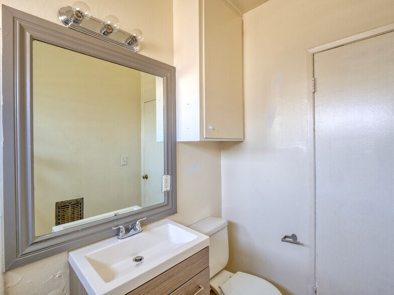 More Photos Of 8530 Sunland Blvd, Sun Valley Apartments For Sale