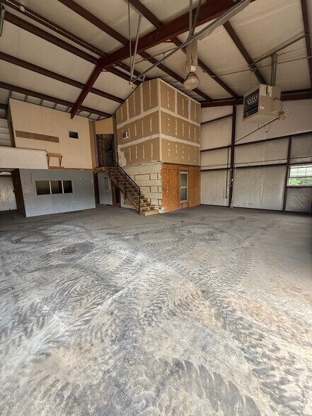 More Photos Of 12329 Three Elms Rd, Farmington Service For Lease