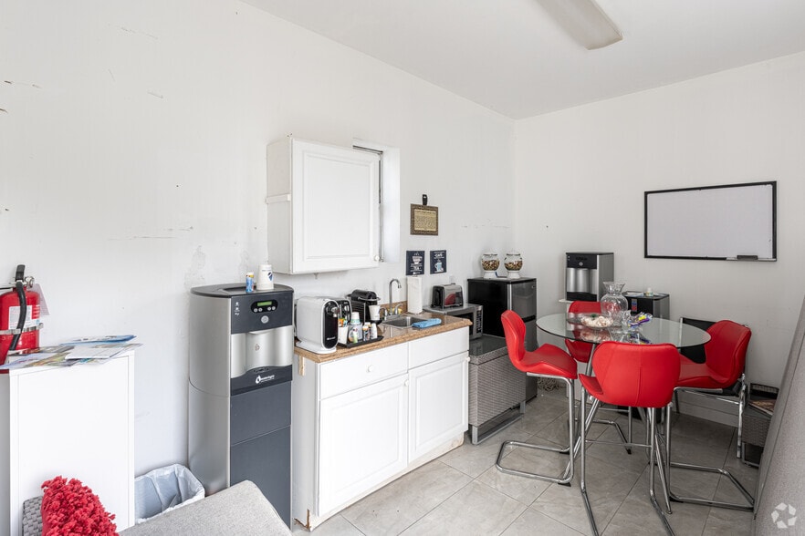 More Photos Of 249 S Federal Hwy, Dania Storefront Retail Office For Sale