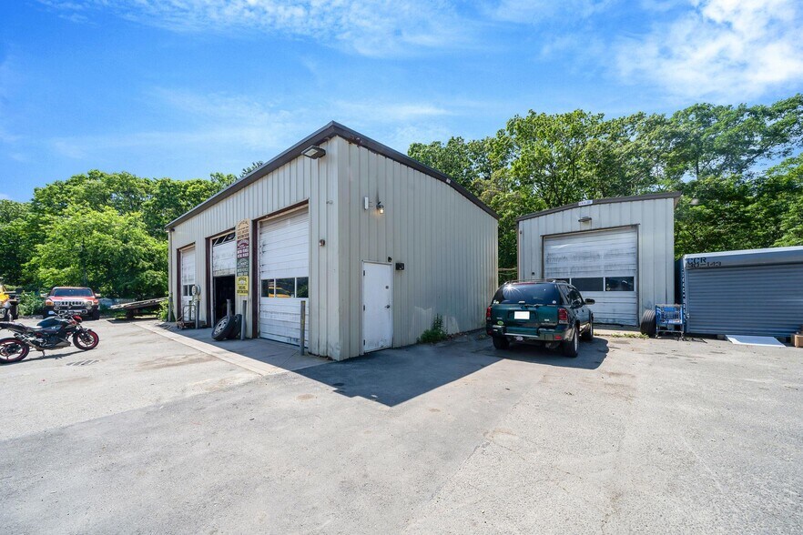 More Photos Of 18 Havenwood Dr, Shirley Auto Repair For Sale