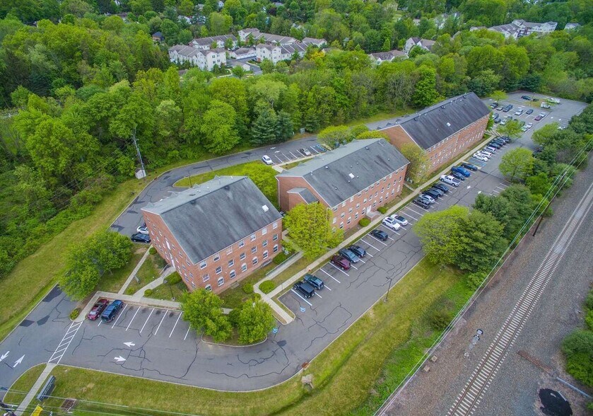 More Photos Of 63 Beaver Brook Rd, Lincoln Park Medical For Lease