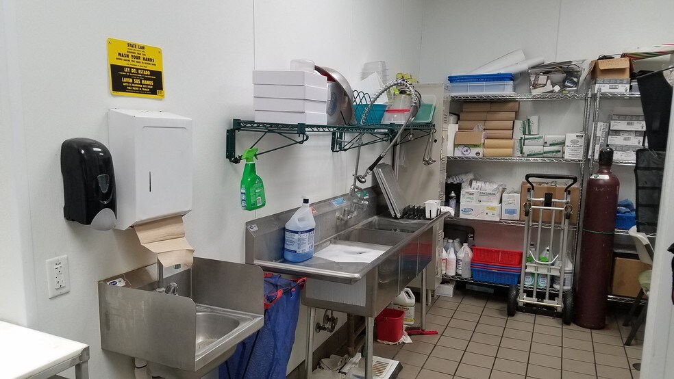 More Photos Of 960 Ontario Mills Dr, Ontario Restaurant For Lease