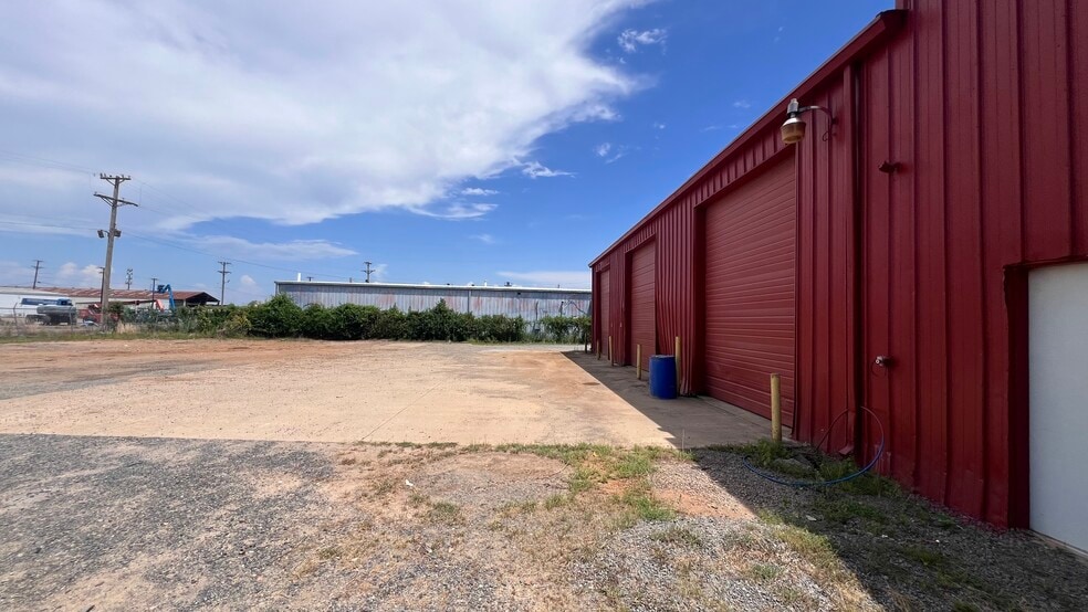 More Photos Of 3419 E Broadway Ave, North Little Rock Service For Lease