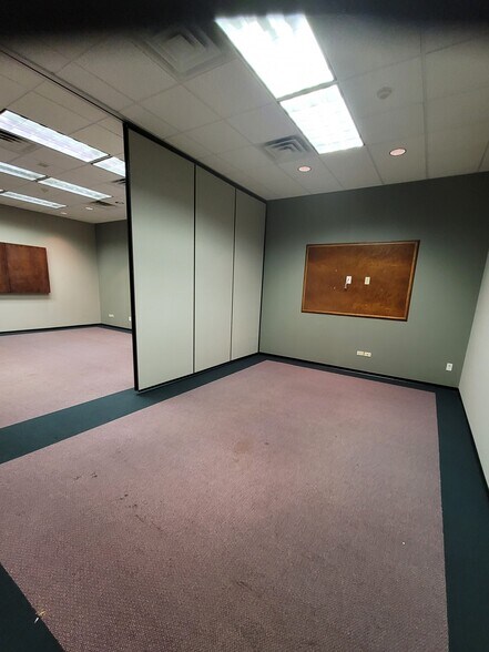 More Photos Of 15 SW Old State Capitol Plz, Springfield Office For Sale