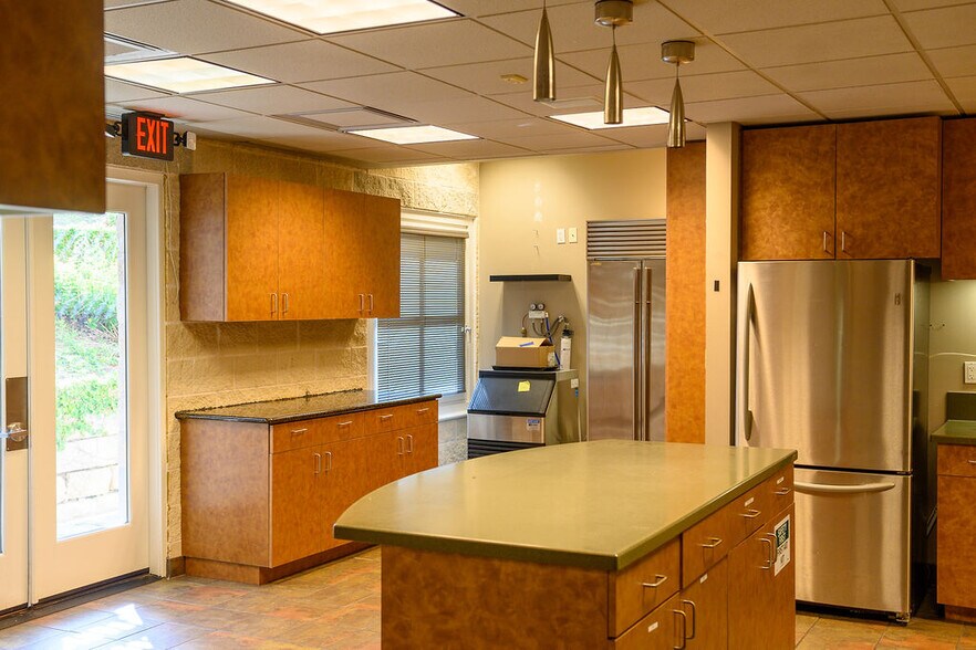 More Photos Of 8226 Bee Caves Rd, Austin Office For Sale