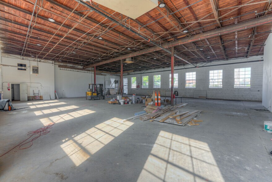 More Photos Of 405 Monroe Ave, Memphis Showroom For Sale