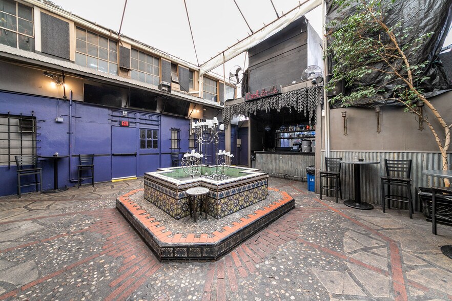 More Photos Of 6646 Hollywood Blvd, Hollywood Storefront Retail Office For Sale