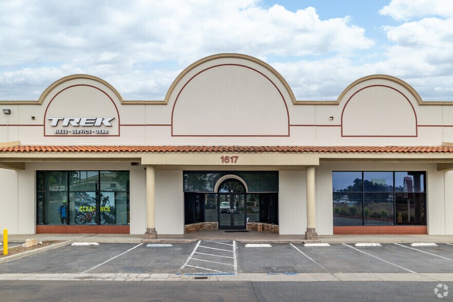 More Photos Of 1617 Capalina Rd, San Marcos Showroom For Lease