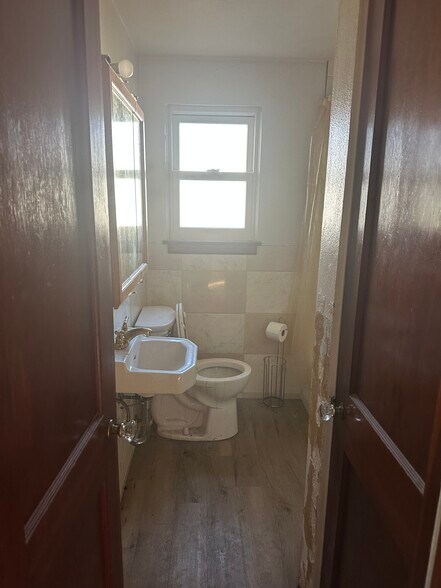 More Photos Of 239 Grand Ave, Waterloo Specialty For Sale