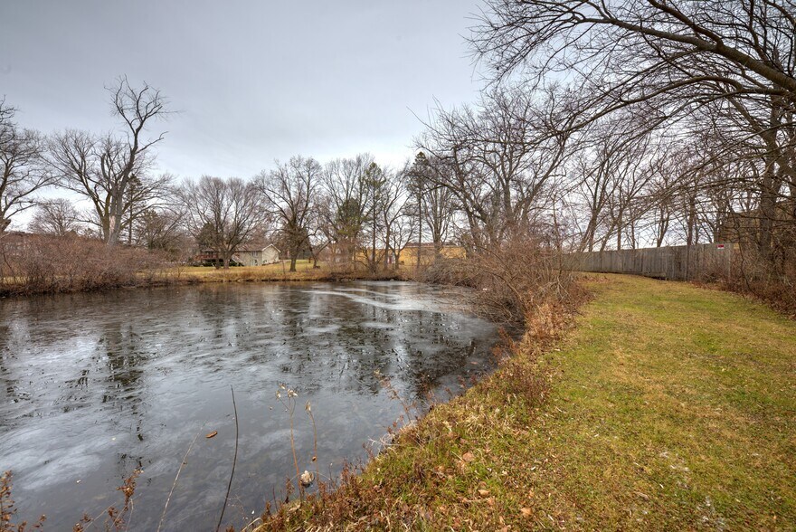 More Photos Of 890 Lake Ave, Woodstock General Retail For Sale