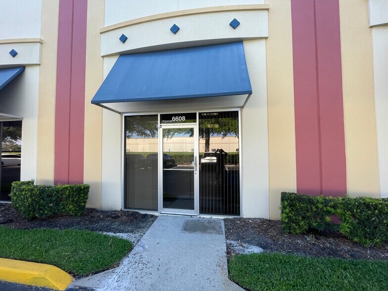 More Photos Of 6614 Kingspointe Pky, Orlando Distribution For Lease