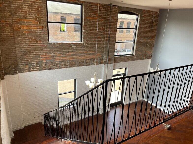 More Photos Of 27 N Main St, Springfield Specialty For Lease