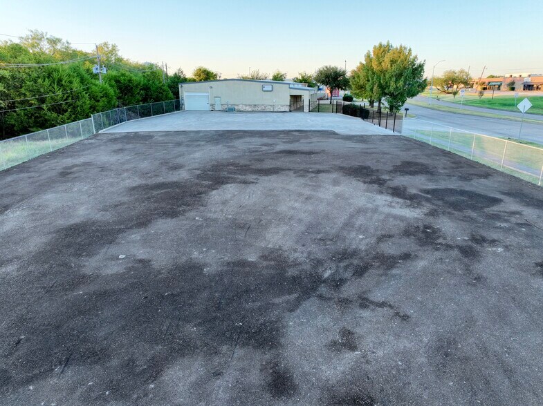 More Photos Of 2605 Forum Dr, Grand Prairie Manufacturing For Lease