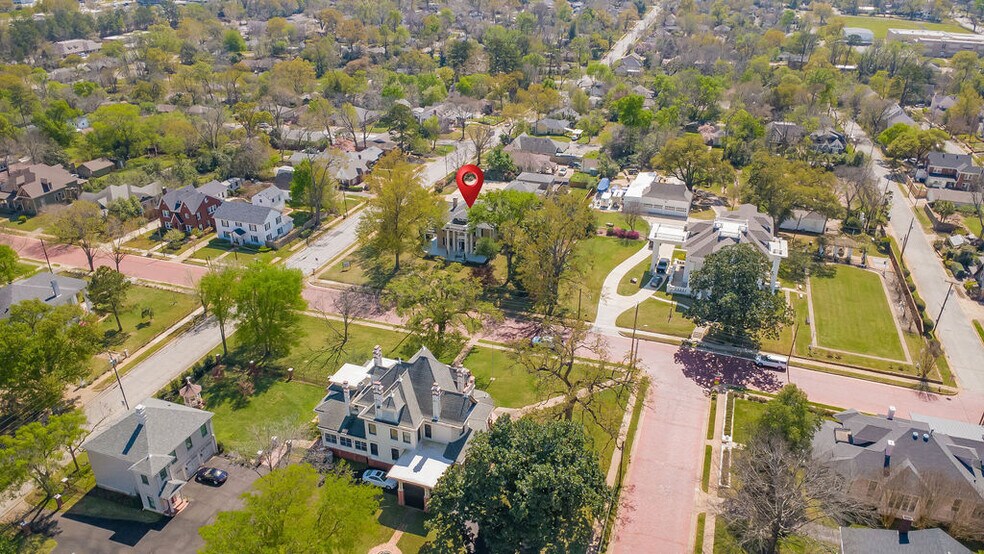 More Photos Of 313 E Charnwood St, Tyler Office For Lease