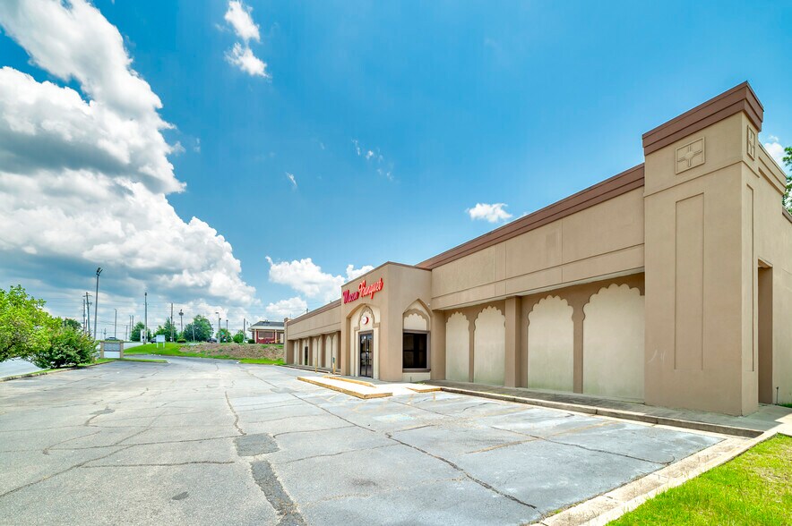 More Photos Of 3720 Bloomfield Village Dr, Macon-Bibb Storefront For Sale