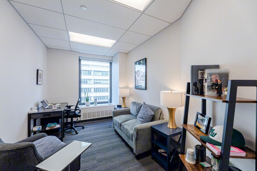 More Photos Of 633 Third Ave, New York Office For Lease