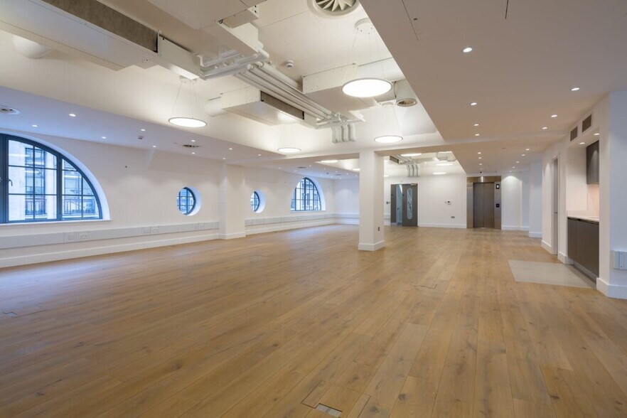 More Photos Of 10 Great Castle St, London Office For Lease