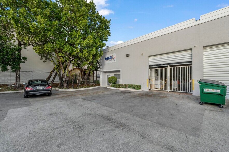 More Photos Of 10813-10841 NW 29th St, Doral Warehouse For Sale