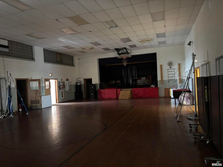 More Photos Of 1850 S Bluff Blvd, Clinton Schools For Sale